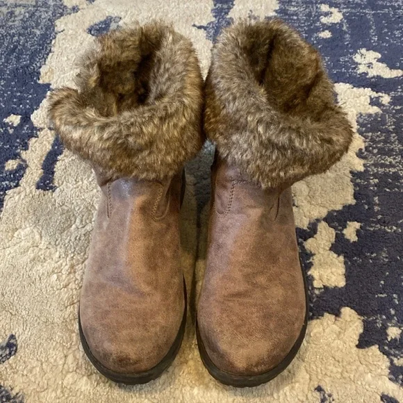 Candies cahoot Brown boots with Faux Fur Foldable Sides. Size 9.5. Rubber soles. - Picture 4 of 11